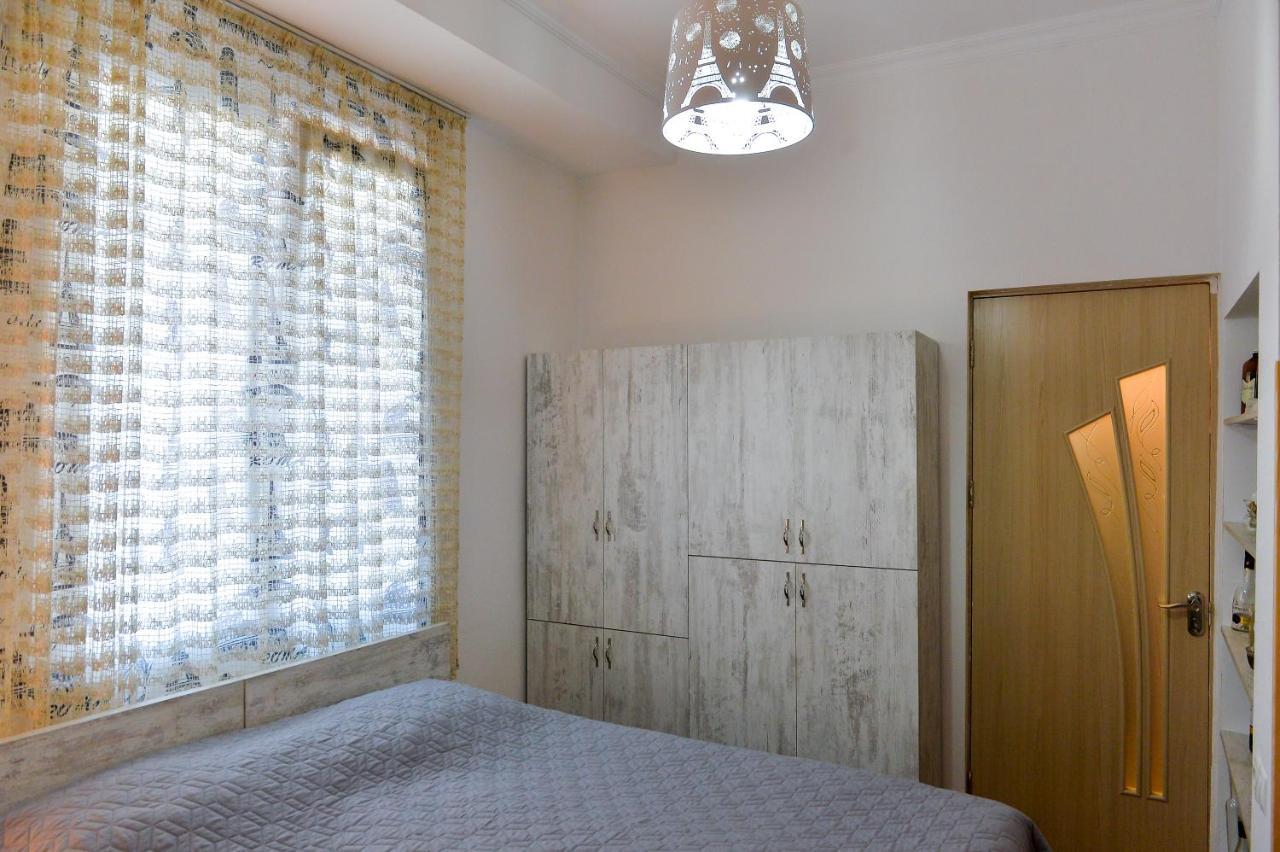 Apartment On Rustaveli Avenue 쿠타이시 외부 사진