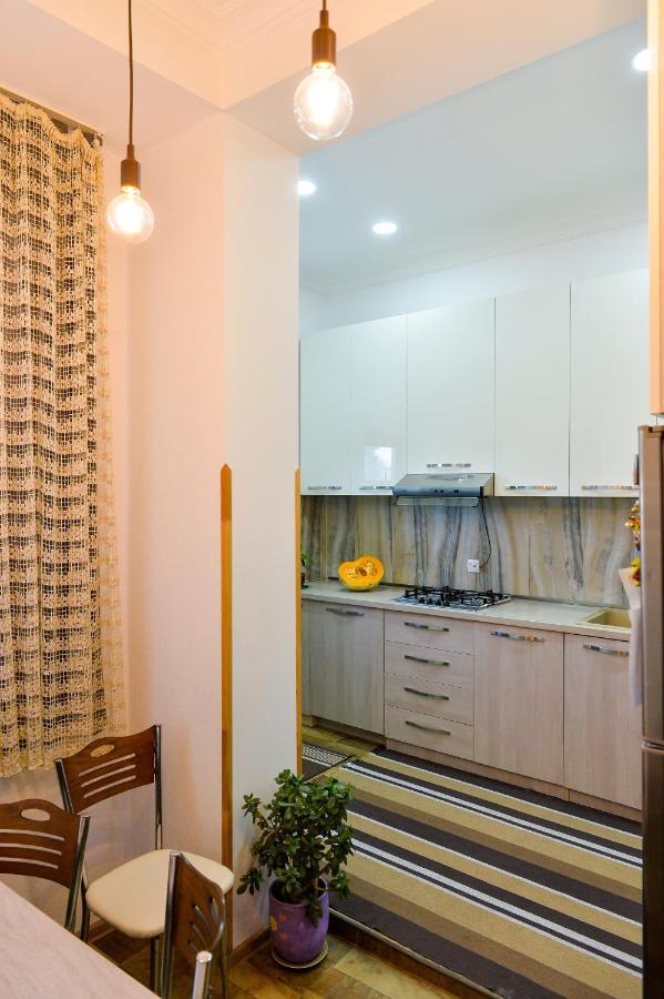 Apartment On Rustaveli Avenue 쿠타이시 외부 사진