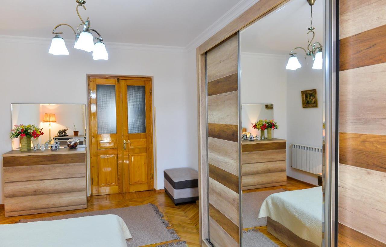 Apartment On Rustaveli Avenue 쿠타이시 외부 사진