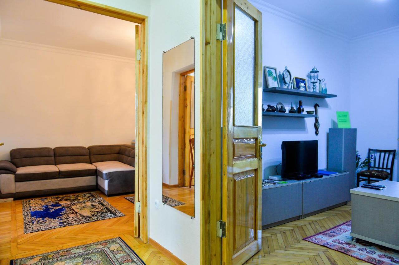 Apartment On Rustaveli Avenue 쿠타이시 외부 사진