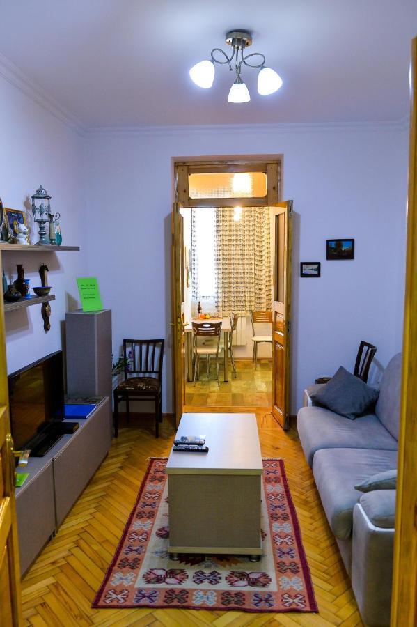Apartment On Rustaveli Avenue 쿠타이시 외부 사진