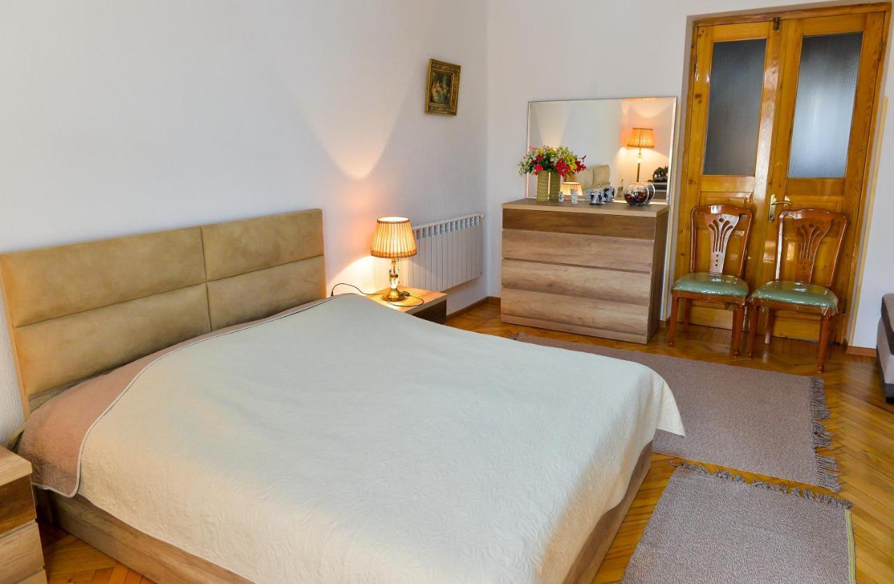 Apartment On Rustaveli Avenue 쿠타이시 외부 사진