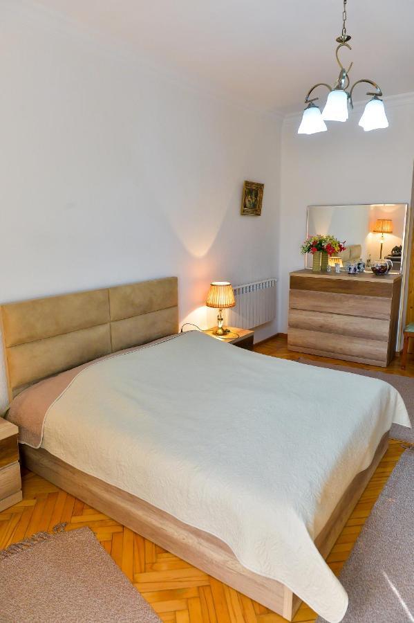 Apartment On Rustaveli Avenue 쿠타이시 외부 사진